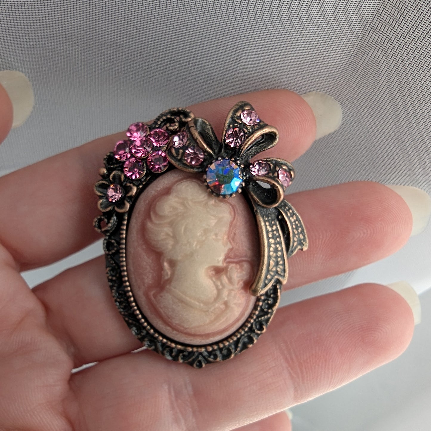 Alilang Vintage Classic Victorian Lady Pink Cameo Brooch with Rhinestone Floral and Bow Accents