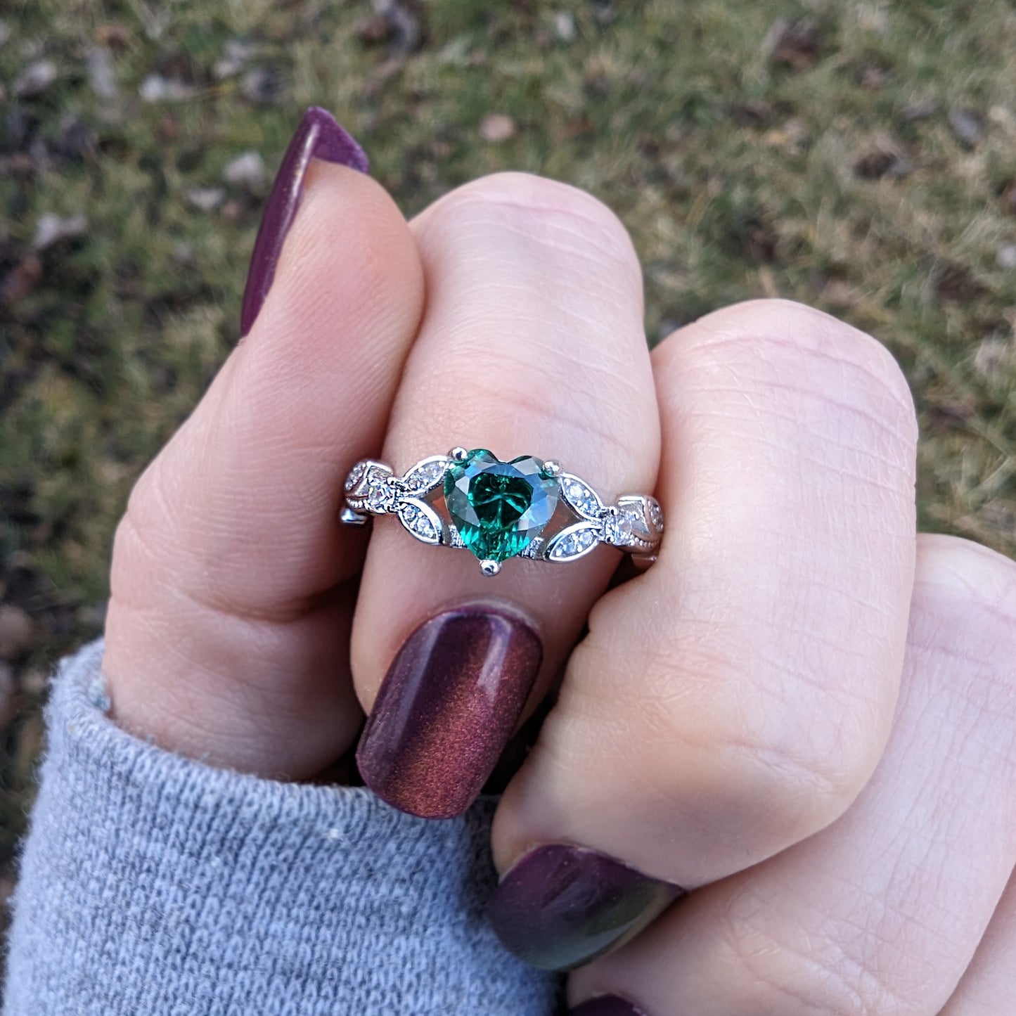 emerald engagement ring in white gold, heart shaped rings, bridal jewelry jewelry, emerald rings engagement