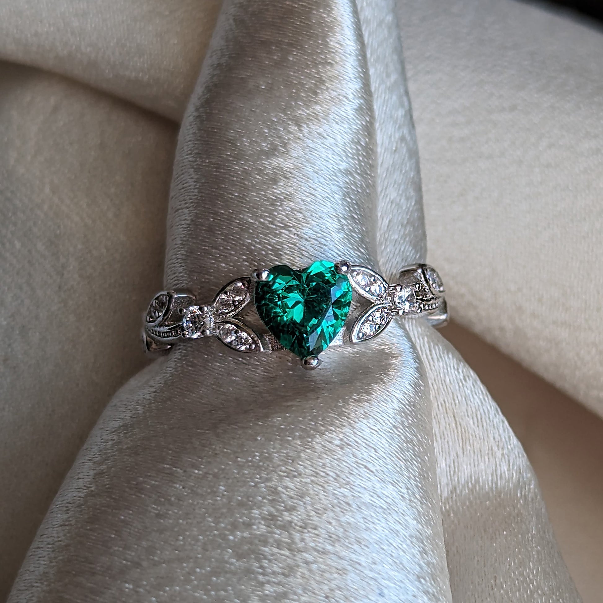 emerald engagement rings in white gold and rose gold, heart shaped rings, bridal jewelry jewelry, emerald rings engagement
