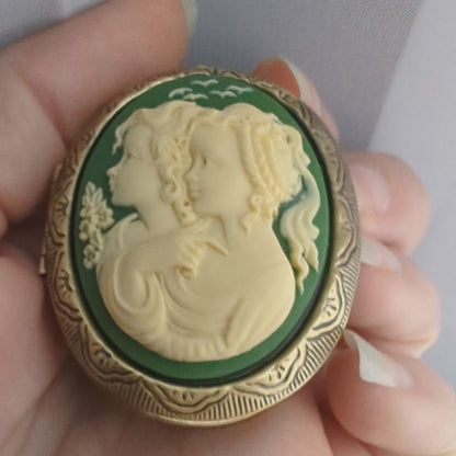 Sisters Cameo Locket Necklace – Vintage Style in Bronze or Silver, Green or Blue Background, Photo Locket Gift for Sister