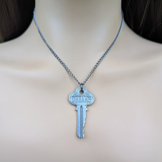 Key-shaped pendant necklace with 'DREAM' engraving 
