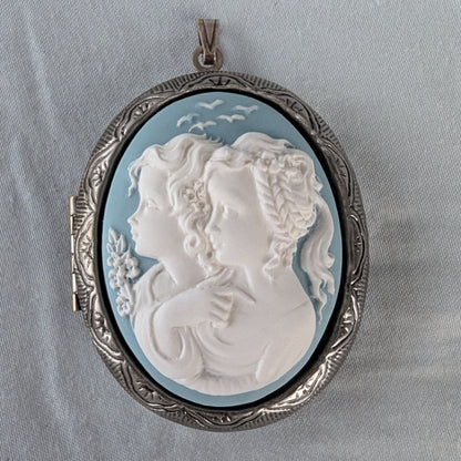 Sisters Cameo Locket Necklace – Vintage Style in Bronze or Silver, Green or Blue Background, Photo Locket Gift for Sister