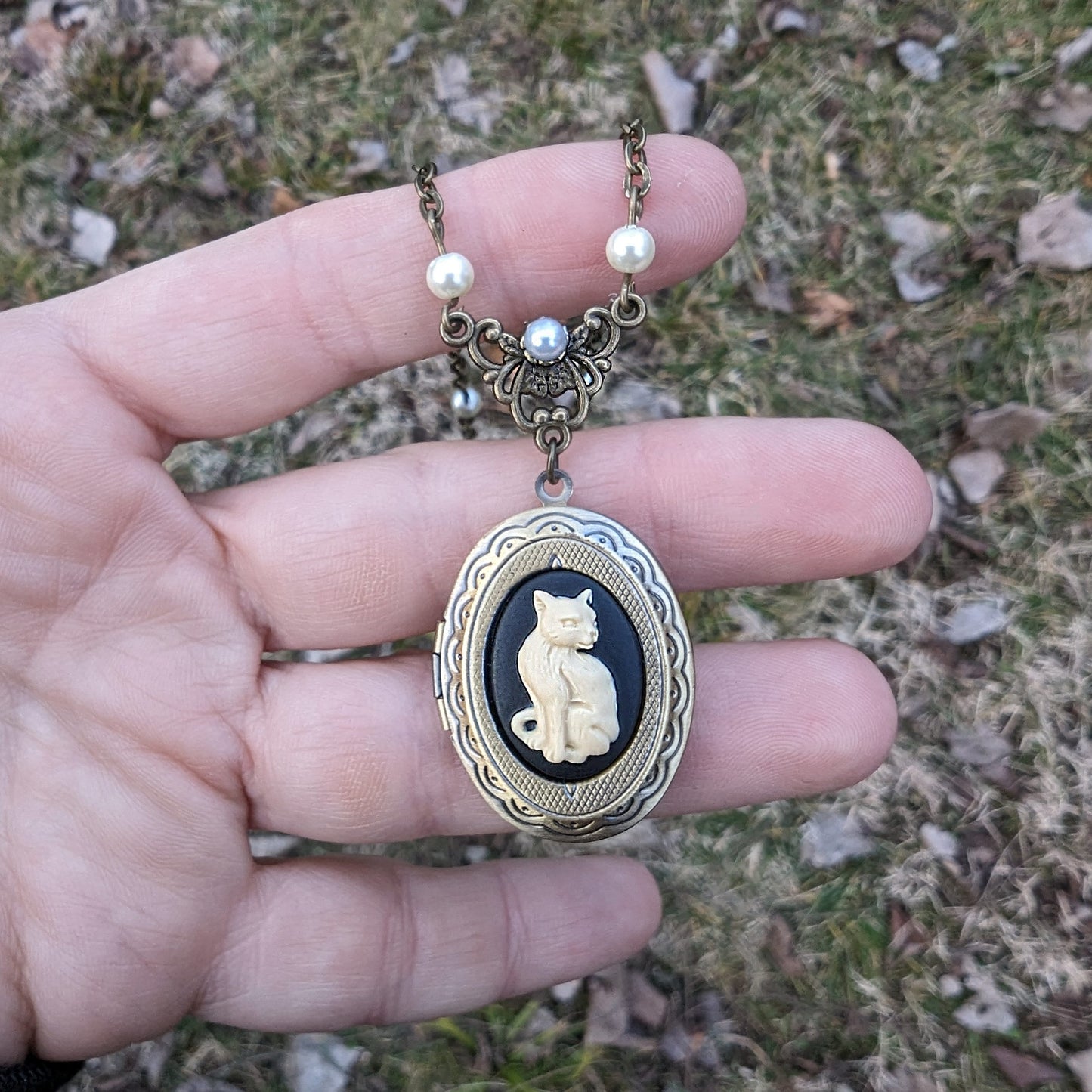 Vintage inspired Cameo cat locket necklace with pearl beads.  Vintage pet cat keepsake memorial jewelry.  Cat lover gift.